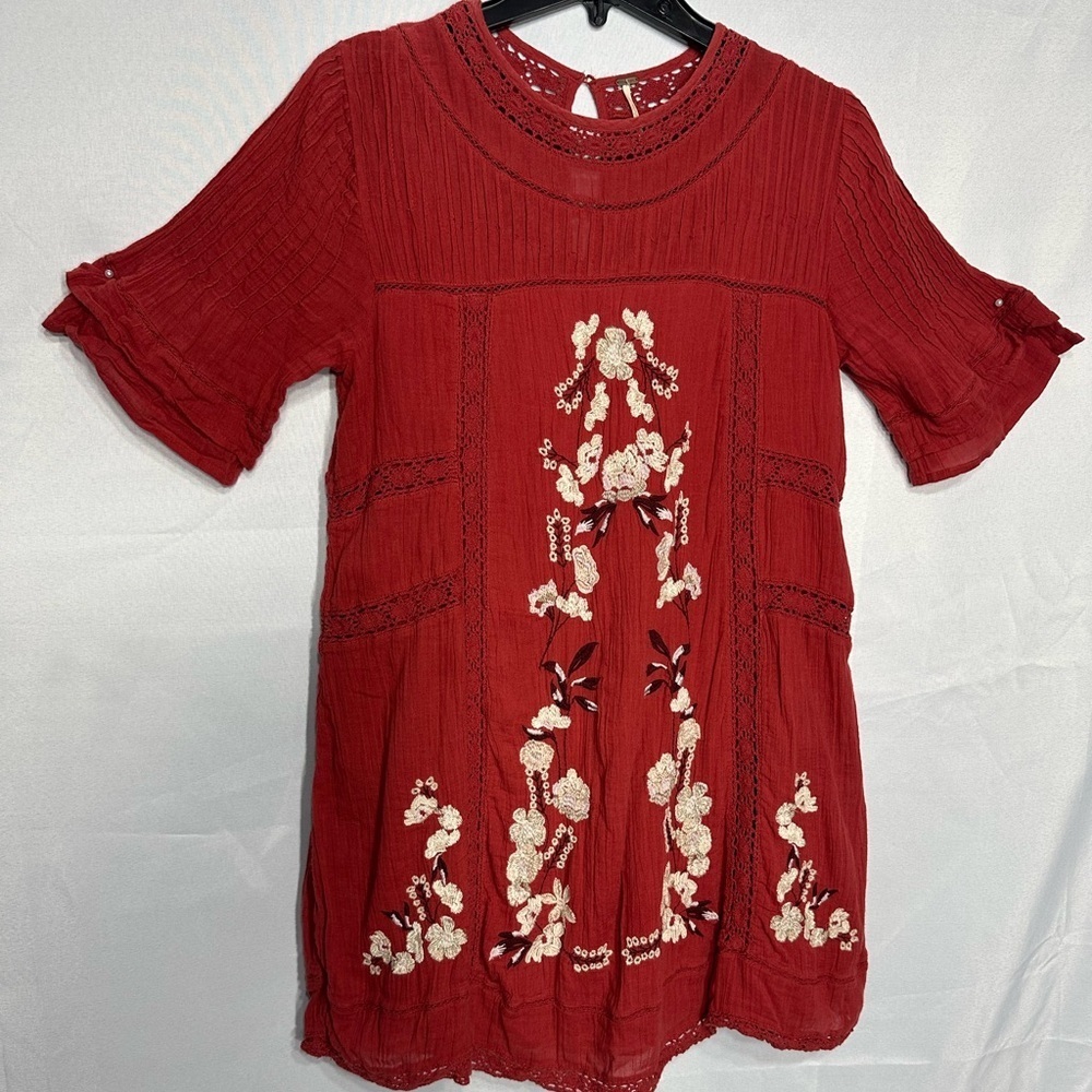 FREE PEOPLE Embroidered Red Women's Top size S pre owned Exellent condition.